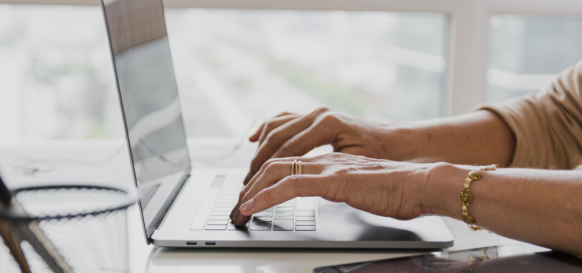 female hands_computer