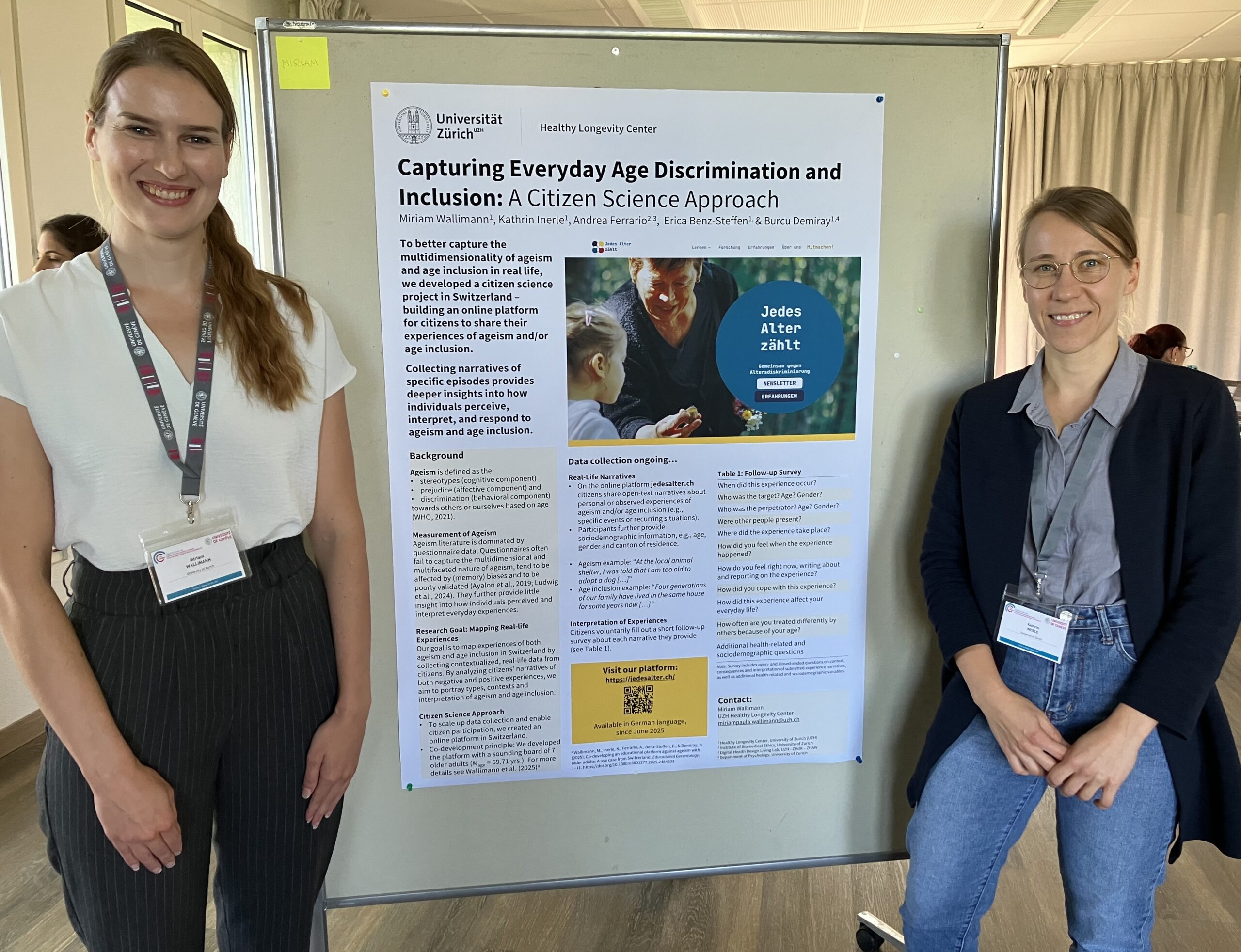 IMG_5184 Poster wird an der Konferenz durch zwei Personen präsentiert.